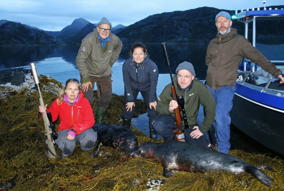 FIN FANGST: To sel møtte sin skjebne da redaksjonen ankom Sørøya. Det ble nok kjøtt til flere fine middagsselskaper. Et lite tips er at selkjøttet bare så vidt skal berøre panna.