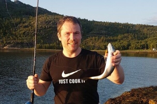 FISKELYKKE: Kokkejævel finner lykke i fisking, en av hans store hobbyer.