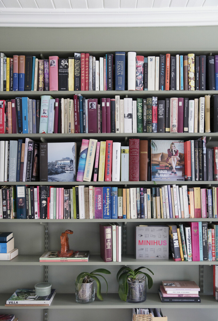 BØKER PÅ GELEDD: En grundig opprydding i bøkene ga plass til overs som ikke skal fylles med flere bøker