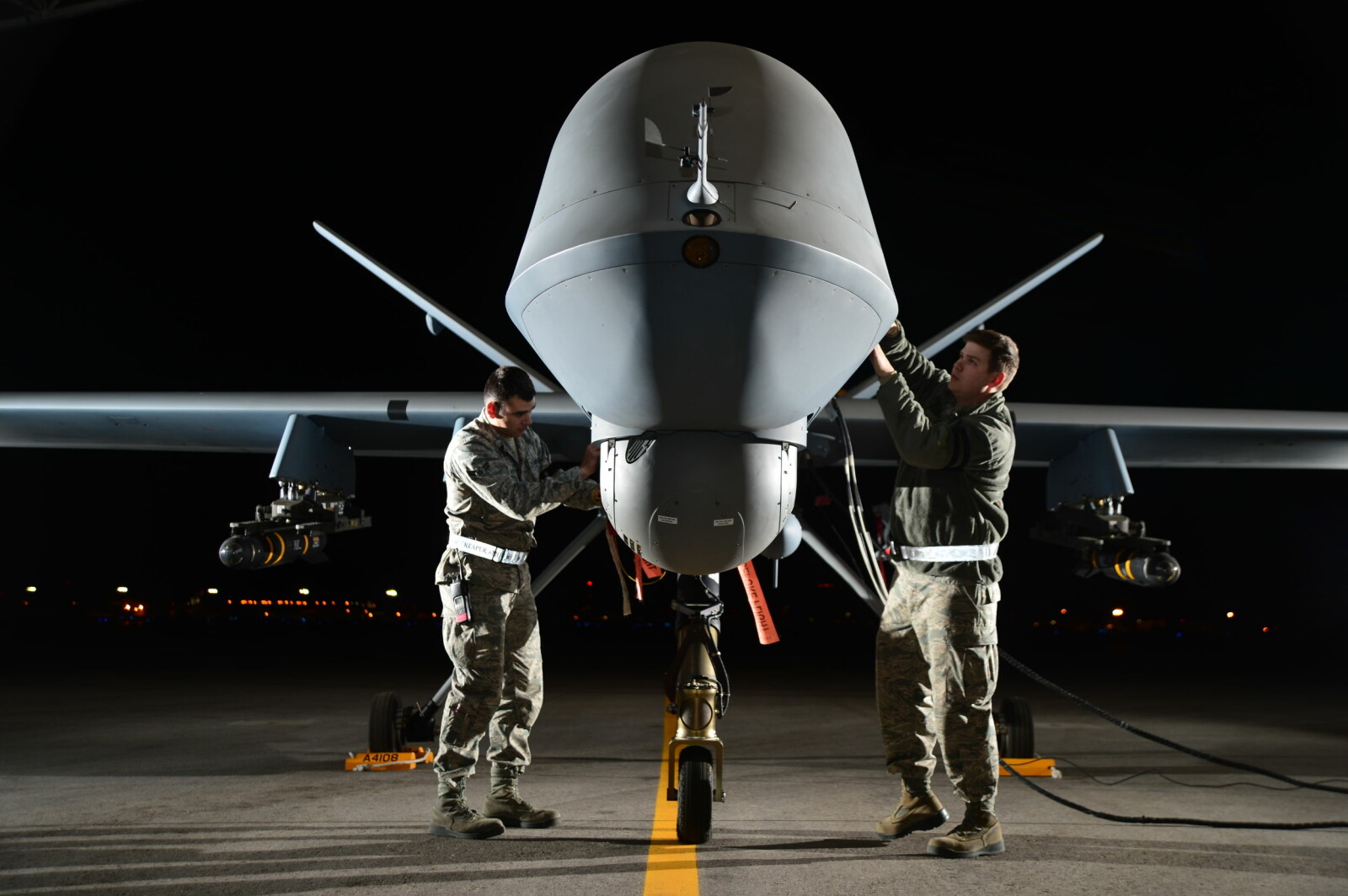 <b>FLYGENDE DRAPSMASKIN:</b> En MQ-9 Reaper drone utstyrt med Hellfire-missiler under vingene blir klargjort for oppdrag.