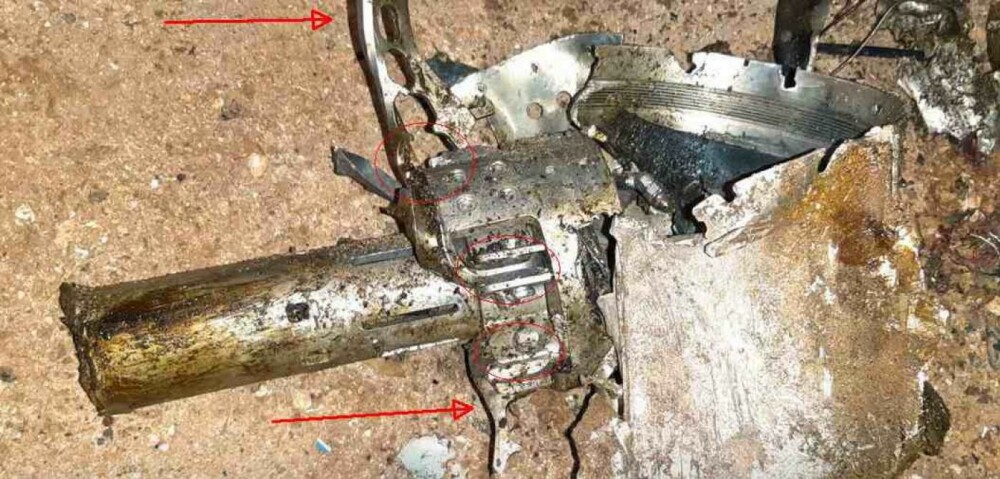 <b>SVERD:</b> Et bilde som angivelig skal være restene av missilet på åstedet. Hengslene og restene av to av sverdene er synlige.Foto: Twitter