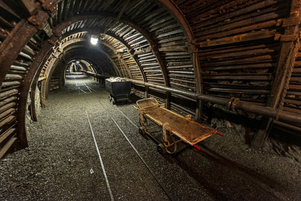 <b>EKKO FRA DYPET:</b> Det er kjølig nede i sjakten og arbeidsredskapene står igjen. Blegny-gruven er en av de få autentiske kull­gruvene i Europa som er åpne for besøkende. Det var gruvedrift allerede på 1500-tallet, men den første sjakten ble gravd i 1770 og utvidet på 1800-tallet. I 1980 var kulleventyret over.