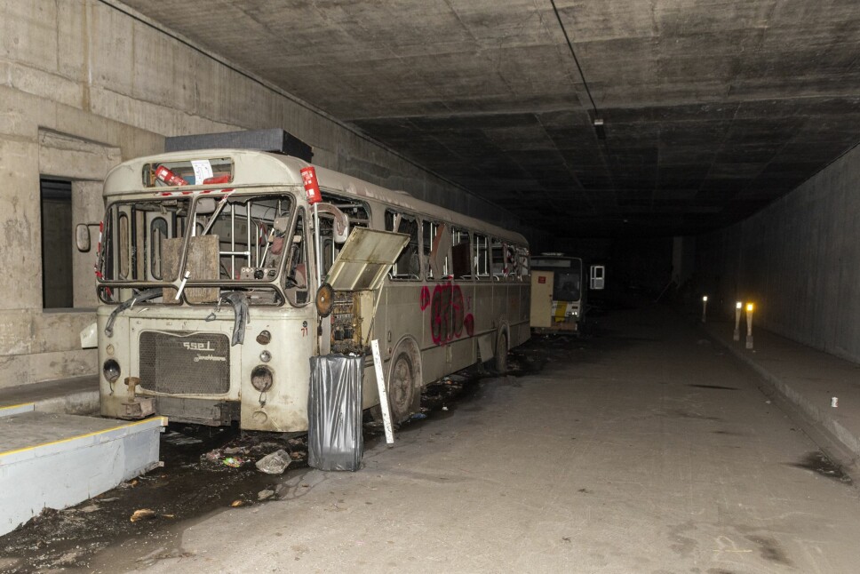 <b>SPØKELSESBUSS-TUNNELEN: </b>Skjult under en belgisk by ligger flere kilometer med ganger; hjemmet til en mengde forlatte busser - og et undergrunnsmiljø. «Spøkelsesbuss-tunnelen» er fortsatt ukjent for de fleste innbyggerne i byen, men hvor lenge? Det er bekmørkt i tunnelene, og jeg hører stemmer i det fjerne.