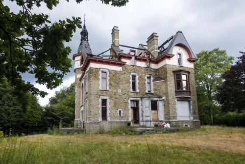 Bilde av den forlatte herskapsvillaen i dag. Villaen ligger på et hemmelig sted i Belgia.