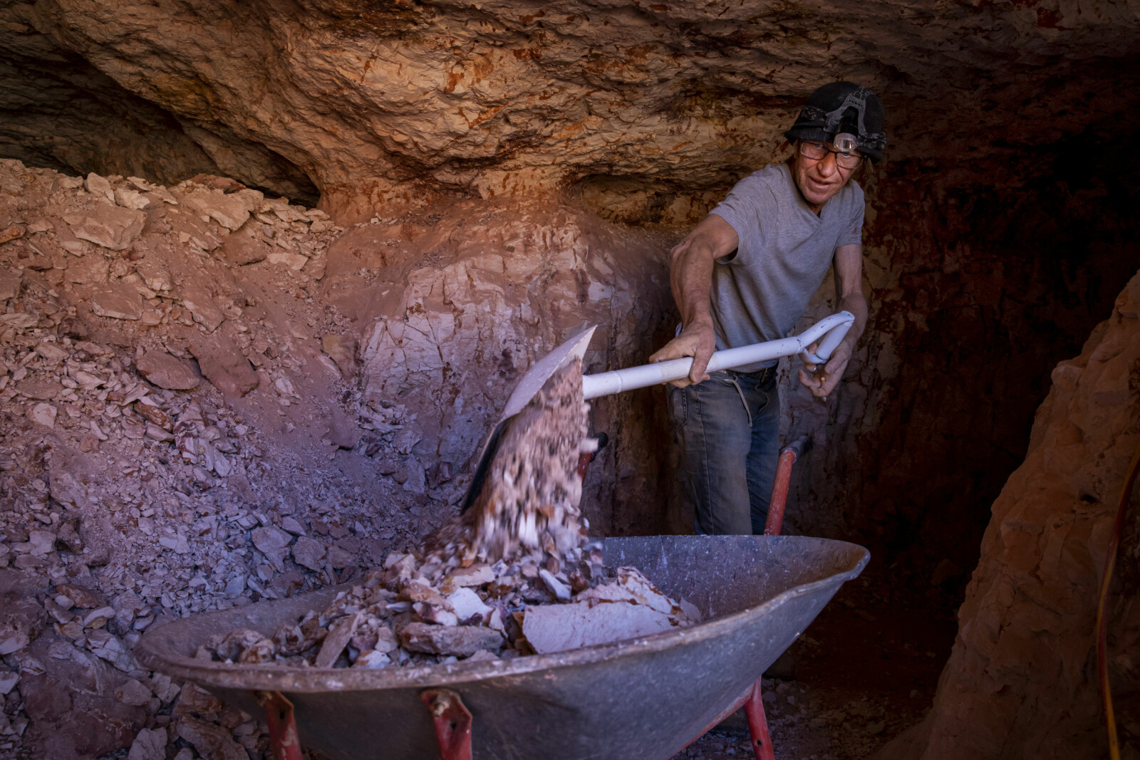 <b>SKJERPET:</b> Rusty (64) graver daglig og hakker etter opaler på sitt skjerp dypt inne i ørkenen i South Australia. 