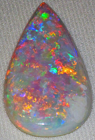 <b>SMYKKESTEIN:</b> Opaler mangler edelsteinenes krystallstruktur, og regnes derfor teknisk sett ikke for et mineral. Denne slepne Opalen er fra Coober Pedy.