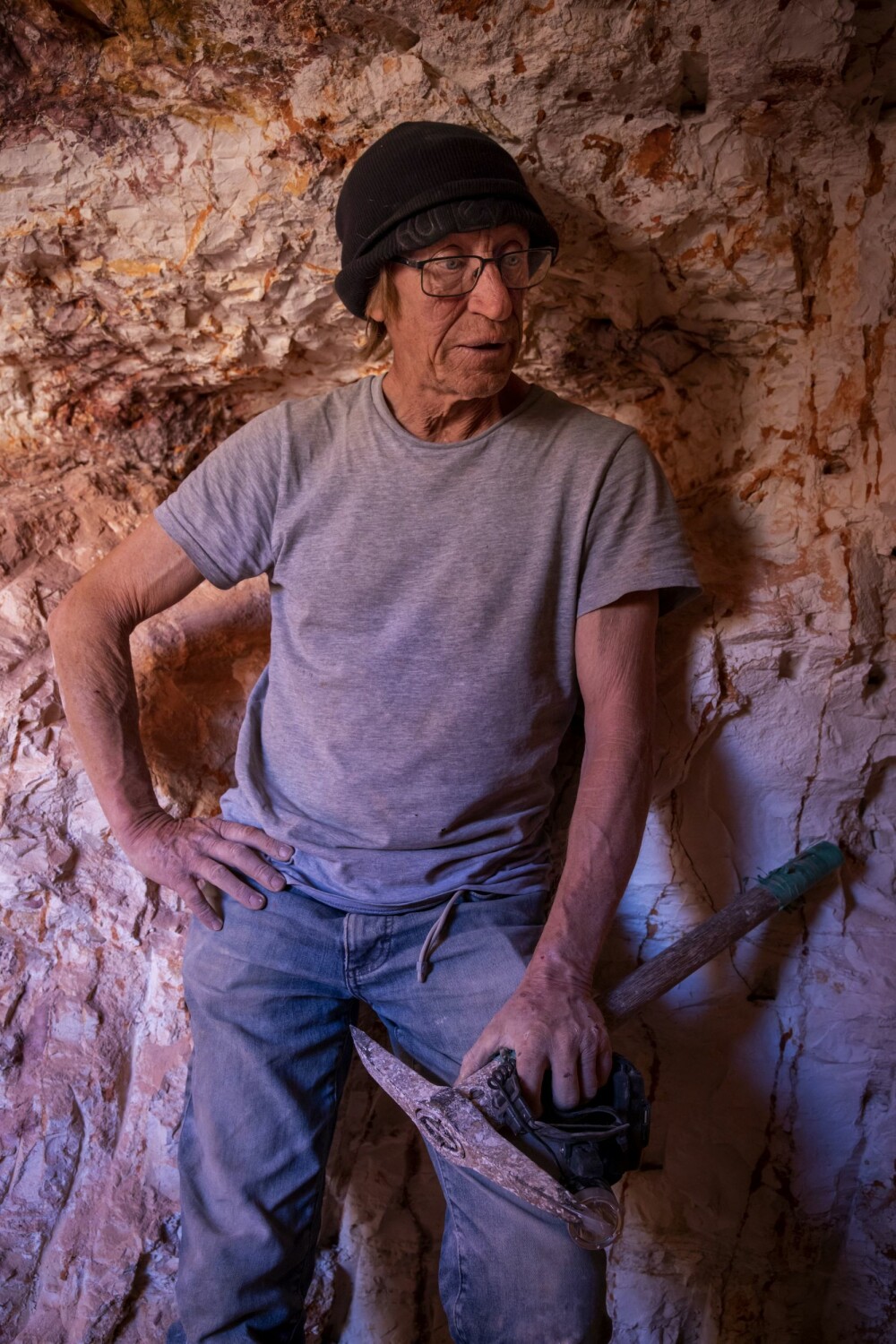 <b>TENKER OFTE:</b> Rusty pleier ofte å avslutte en dag under bakken med å tenke. Han studerer gruveveggene og prøver å tenke ut hvor opalene kan ligge begravd ved å se på tegninger i veggene.