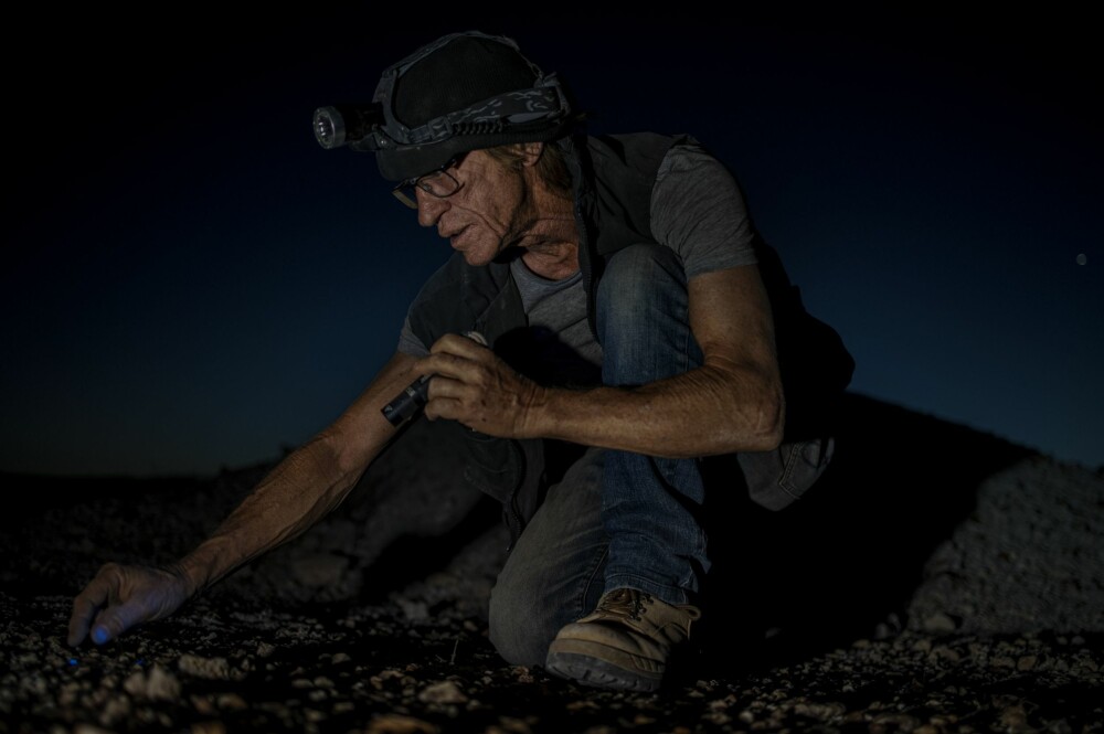 <b>MØRKT:</b> Rusty med sin «black light» under ørkenens nesten beksvarte himmel. «Noodeling» kan være svært lukrativt, men også farlig. Det finnes rundt 2, 3 millioner gruvesjakter i området og det har vært flere dødsulykker opp gjennom årene etter at folk har falt ned i en slik. 