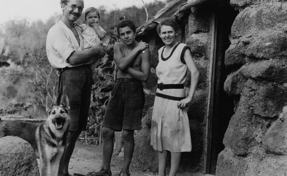 OVERRUMPLET: Heinz, Rolf, Harry og Margaret Wittmer foran sitt enkle hus på Floreana. Helt uten forvarsel ble de oppsøkt av Thor Heyerdahl på grunn av et bilde av en statue..