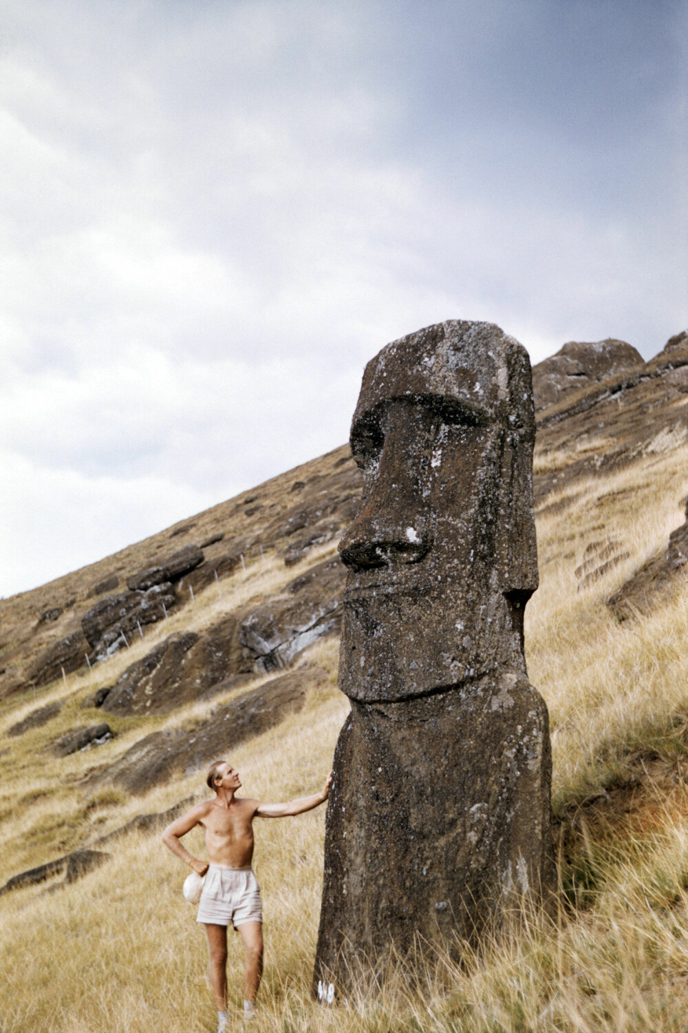 <b>ORIGINALEN:</b> Thor Heyerdahl på Påskeøya med en av statuene han gjorde verdenskjent. 