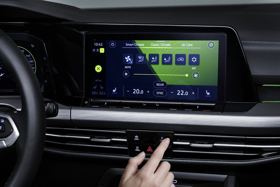 NY BETJENING: Touchskjerm, berøringsfølsomme knapper ved ventilasjonsdysene og i underkant av skjermen.