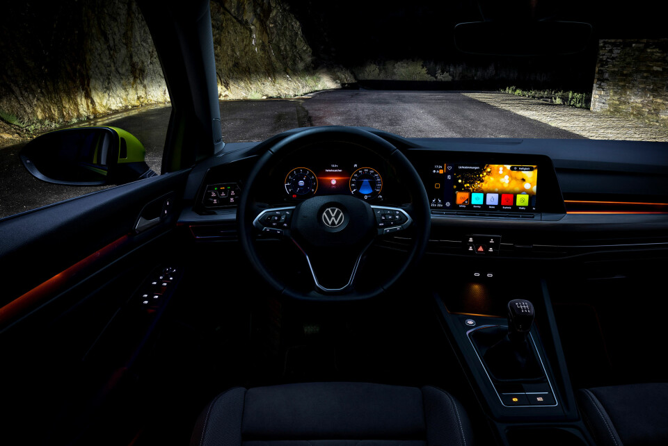 DET BLIR LYS: Både med fargerike konfigurasjonsmuligheter i interiøret og ulike varianter av LED-lys utvendig.