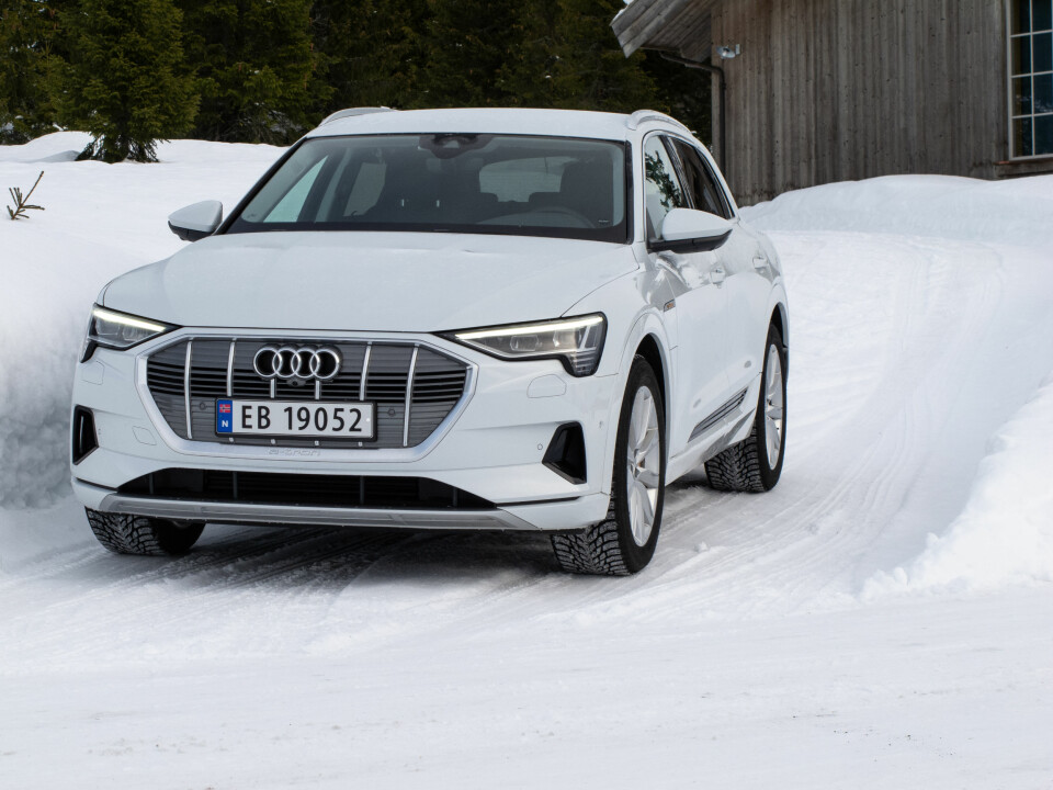 AUDI-SUKSESS: Norges mest solgte bil så langt i 2020 blir sannsynligvis vanskelig å vippe av tronen for BMW iX3. Naboeffekten er stor, og selv om den prisgunstige 50-modellen ikke kan matche helt på rekkevidde, har den det magiske quattro-emblemet på hekken og litt større innvendig plass.