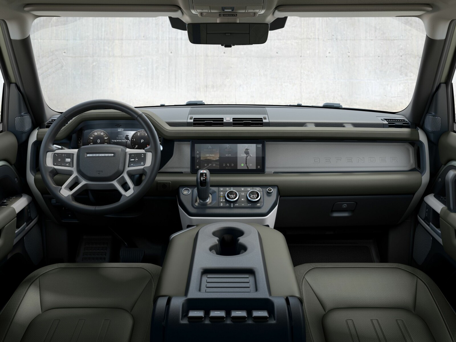 <b>COCKPIT:</b> Mange av bilens funksjoner betjenes med en 25 cm bred berøringsskjerm øverst på midtkonsollen.
