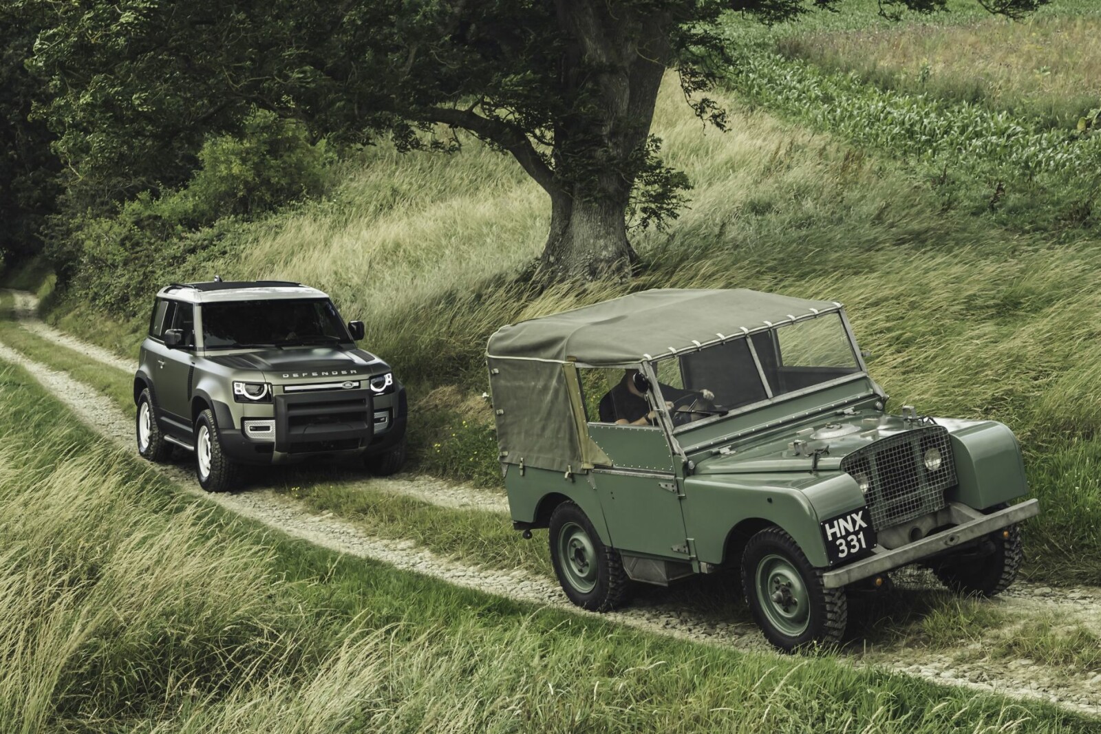 <b>EN VISS UTVIKLING:</b> Det skiller 71 år mellom Land Rover Defender og Land Rover Serie 1. 