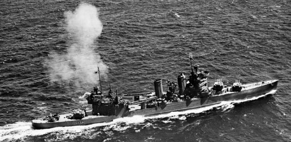 <b>USS ASTORIA:</b> Her ser du «USS Astoria» avfyre en åtte tommers kanon under en øvelse utenfor Hawaii i juli 1942. Bare en måned sendere skal mannskapet om bord kjempe for livet.