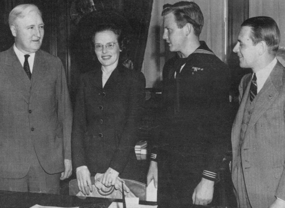 <b>FEIRET:</b> Vera Staples-Mueller og Elgin Staples under en lunsj hos Akron 20. oktober 1942. Her sammen med styreformannen i Firestone, John W. Thomas (venstre) og Harvey S. Firestone Jr.