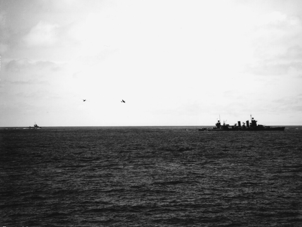 <b>DRAMA:</b> To fly lander i nærheten av «USS Astoria» etter at de ikke var i stand til å lande på det skadde hangarskipet «USS Yorktown». Pilot og skytter ble plukket opp av det mindre skipet til venstre i bildet.