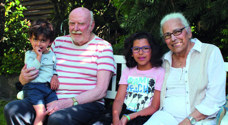 <b>BAR­NE­BAR­NA VEGG I VEGG:</b> Liulv og Aida med bar­ne­bar­na Aron (2) på far­fars fang ogAnna Em­me­li­ne (7) ved si­den av far­mor.