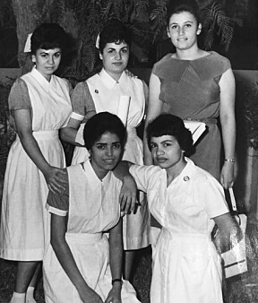 <b>GAZA 1965:</b> Aida job­bet som sy­ke­plei­er på det ame­ri­kans­ke sy­ke­hu­set i Gaza da Liulv Lot­ten fra Les­ja for­els­ket seg ho­de­stups i henne. Her Aida i før­s­te rek­ke til venst­re sam­men med sine kol­le­g­er.