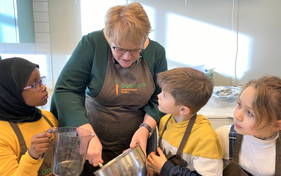 LÆRING: Kunnskaps- og integreringsminister Trine Skei Grande besøker Sinsen skole der barna har lært seg å lage sunn mat til medelevene.