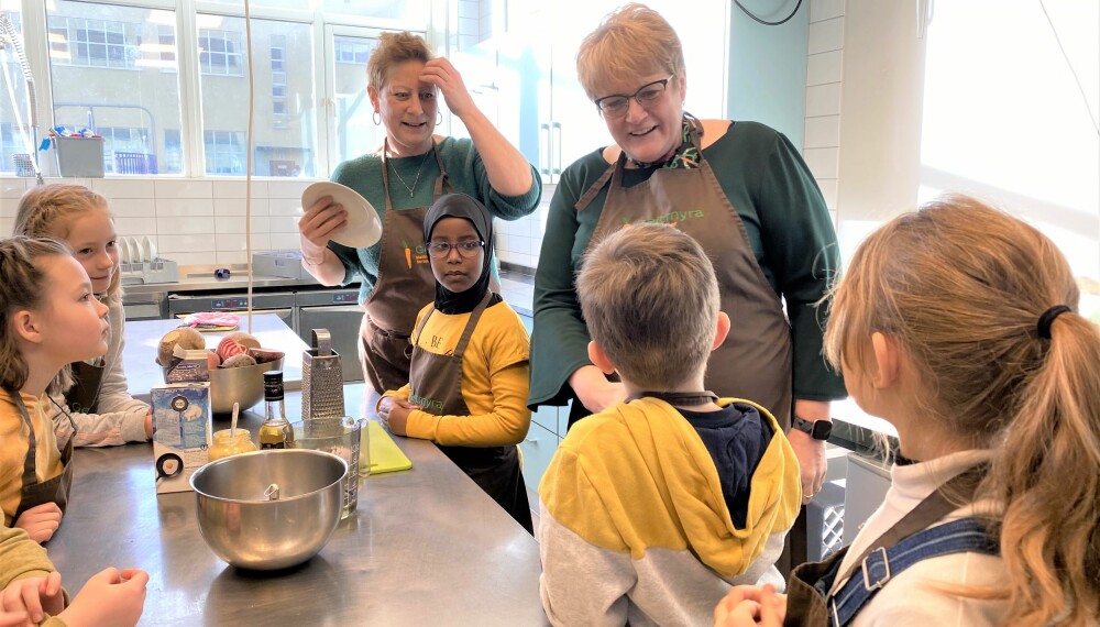 NYTTIG: Sølje Lyngset fra Geitmyra kultursenter lærer barna i fjerde klasse ved Sinsen skole å lage god og næringsrik mat for en billig penge. Trine Skei Grande er en av de heldige som får smake.