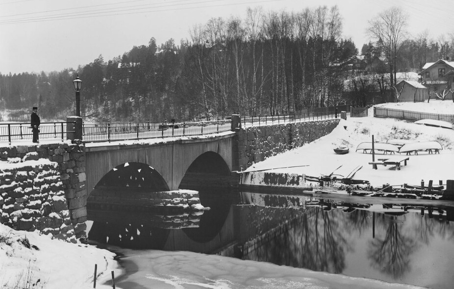 <b>LEGENDARISK:</b> Broen over Lysakerelven ledet ut på landet da den legendariske norske fotografen Anders Beer Wilse fotograferte den i 1904.