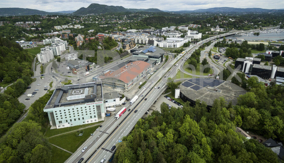 <b>SPLITTER:</b> E18 splitter ikke bare landet. I Sandvika i Bærum skiller E18 også byen fra fjorden. Sandvika ligger utenfor de første 4,3 kilometerne som man nå krangler om, men den sørgelige beliggenheten mellom to dobbeltspor med jernbane og en motorvei er et av de fremste argumentene for ny E18 vest for Oslo − også i første fase av utbyggingen.