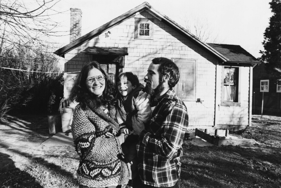 <b>EKTESKAP:</b> Linda sammen med ektemannen Larry Marchiano og sønnen Dominic utenfor deres hjem på Long Island i 1980. På dette tidspunktet var Linda blitt antiporno-aktivist.