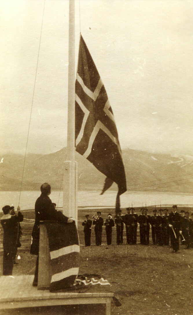 <b>FLAGGHEISING:</b> Traktaten trådte i kraft 14. august 1925. Da ble det norske flagget heist for godt over Svalbard. Innen da hadde en embetsmann i Utenriksdepartementet endret øygruppens navn fra Spitsbergen til Svalbard.