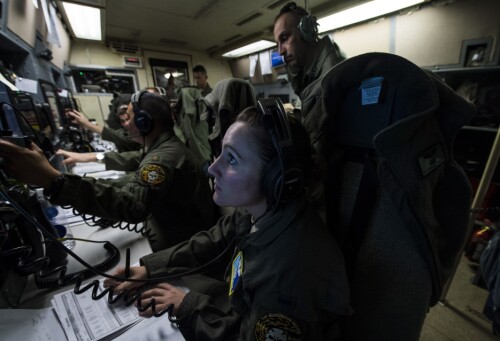 <b>TRENER PÅ KRIG:</b> Analyse­teknikeren Chelsea Wright overvåker statusen til et simulert Minuteman-­missil under en øvelse om bord i en E-6B over Stillehavet.