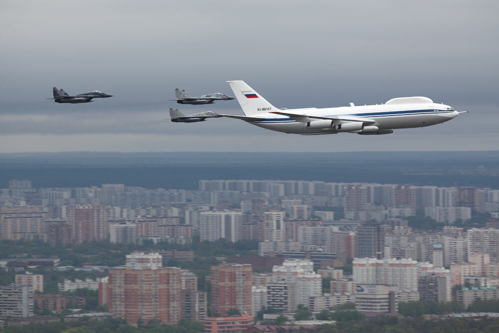 <b>RUSSISK:</b> Også Russland har eget dommedagsfly. Her flyr Il-80 Maxdome over Moskva i 2010.