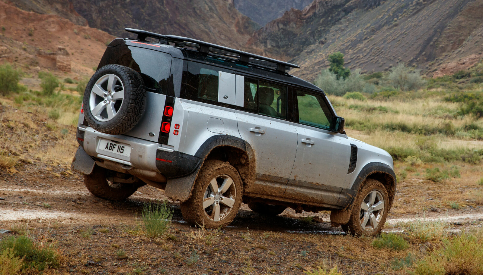 DEKK: Land Rover Defender 110 er rett over fem meter lang med reservedekket på bakdøren.