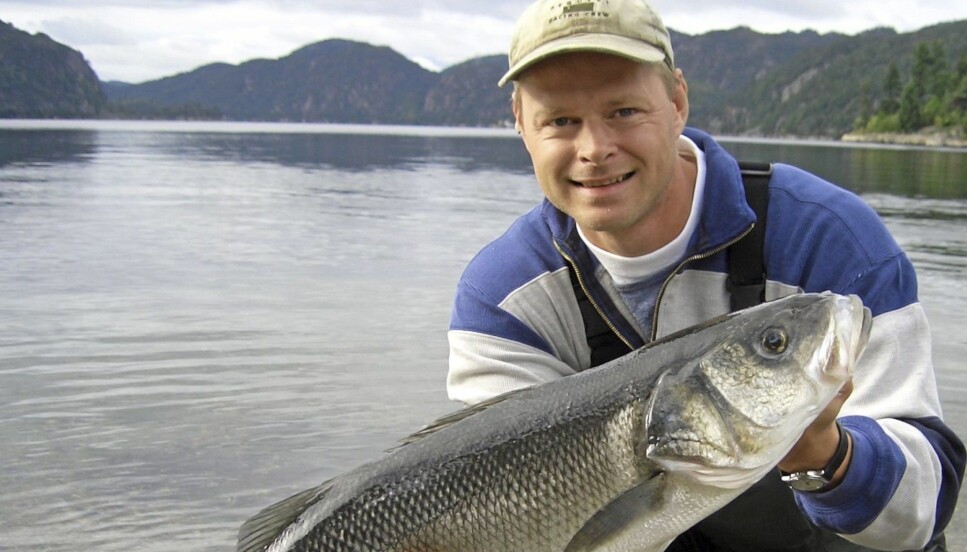 <b>REKORDFISK:</b> Øystein Davidsen fra Egersund med sin flotte havabborrekord på 6,09 kg. Fisken ble tatt på makrell i Flekkefjord i august 2005.