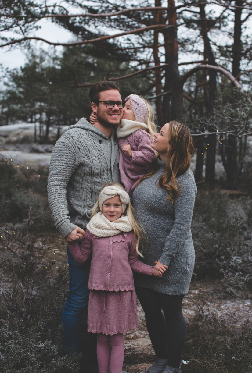 SISTE INNSPURT: Storesøstrene Cornelia og Savannah gleder seg stort til å få møte den lille jenta i mammas mage.