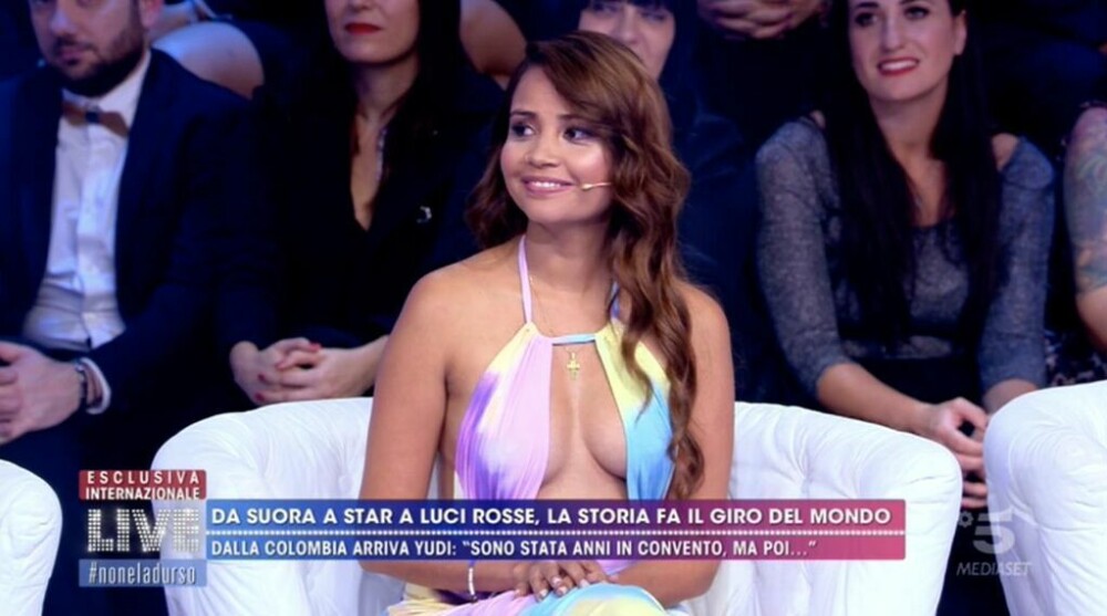 <b>FRØKEN BIBELSTRIPP:</b> Med krusifikset mellom brystene snakket Yudi Pineda ut på italiensk TV om sitt spesielle karrierevalg etter tiden i kloster. 