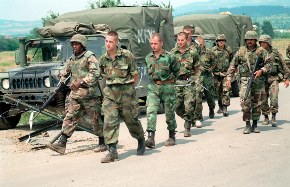 <b>JAGET UT:</b> Amerikanske marinesoldater eskorterte serbiske soldater ut av Kosovo under NATOs første krig mot en suveren stat. 