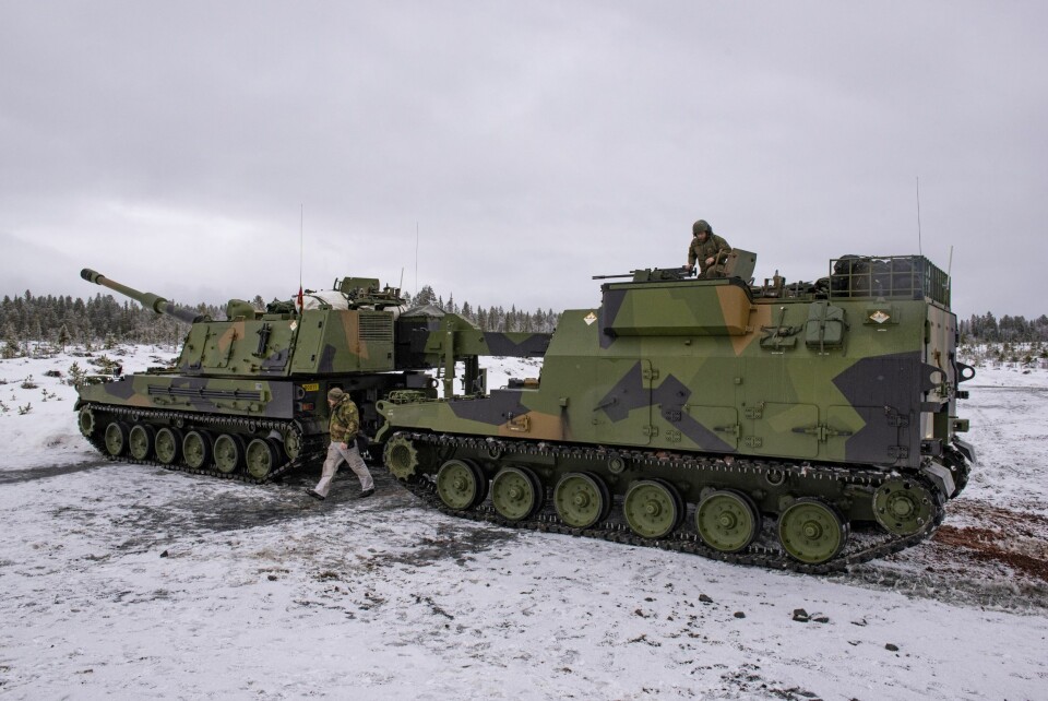 AUTOMATISERT: Ved hjelp av samlebåndsarmen kan K10-ammunisjonsvognen etterfylle K9 med opptil 12 granater i minuttet.