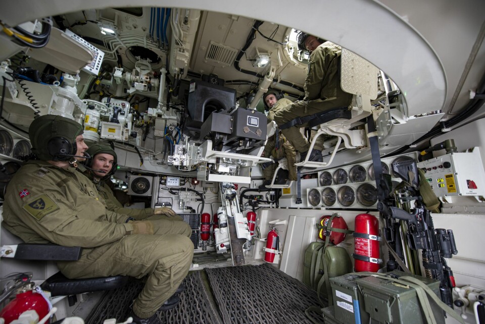 KOMFORT: Mannskapene har fått en viss komfort inne i K9. Det er slutt på tunge løft av granater, for ladingen skjer ved hjelp av en automatisk ladearm.