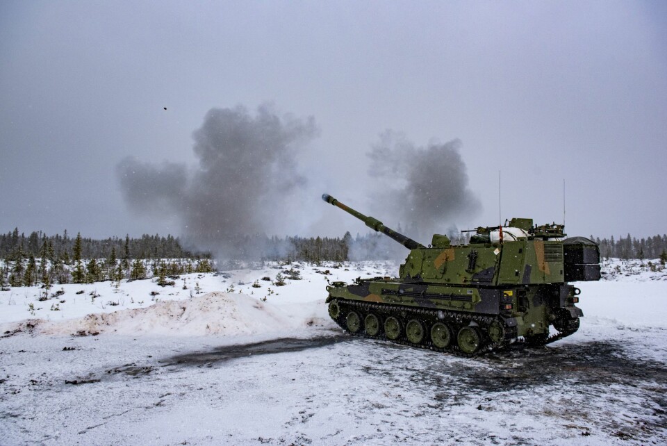 STORSLEGGE: Ved å endre elevasjon og styrke på ladningen kan K9 skyte flere skudd fortløpende og få dem til å lande samtidig på målet. Den konvensjonelle sprenggranaten er synlig til venstre for røykskyen.