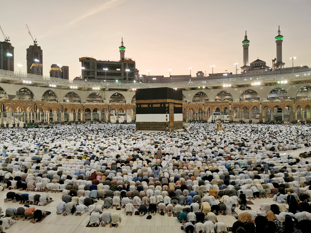 <b>ØKER KAPASITETEN:</b> Både minareter og byggekraner preger horisonten mens titusener av pilegrimer ber inne i den helligste moskeen.
