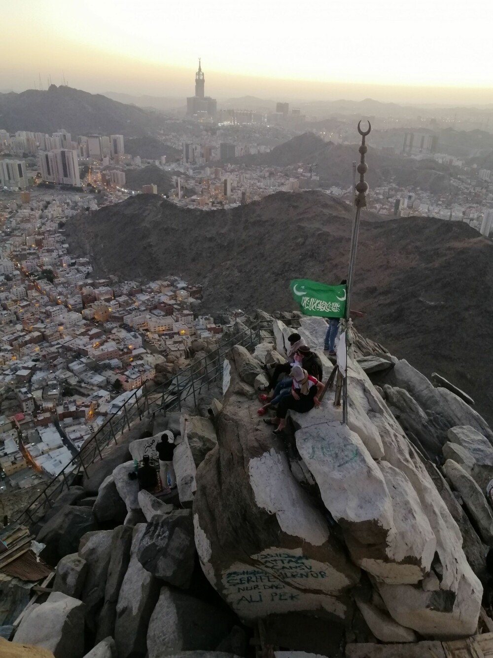 <b>LANDEMERKE:</b> Klokketårnet er synlig på flere mils avstand mens pilegrimer ber fra toppen av fjellet Al-Noor hvor profeten Muhammed skal ha tilbrakt mye tid med meditasjon.
