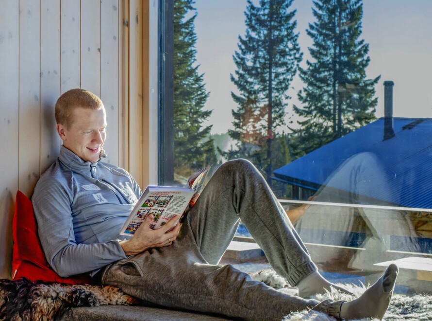 NYTER ROEN: Dette er yndlingsplassen til skiskytter Johannes Thingnes Bø i hytta på Sjusjøen.