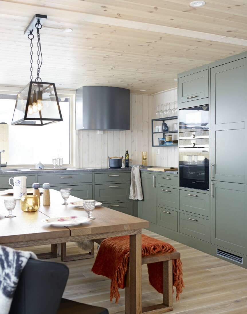 RAMME: Kjøkkenet er bygget som en ramme rundt spisebordet. En arealeffektiv og hyggelig løsning. Innredningen er fra Sigdal.