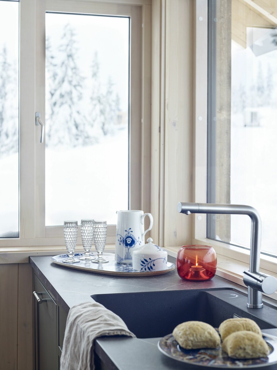 NATURLIG LYS: Vinduene flukter omtrent med kjøkkenbenken. På dagtid er kunstig belysning overflødig her.