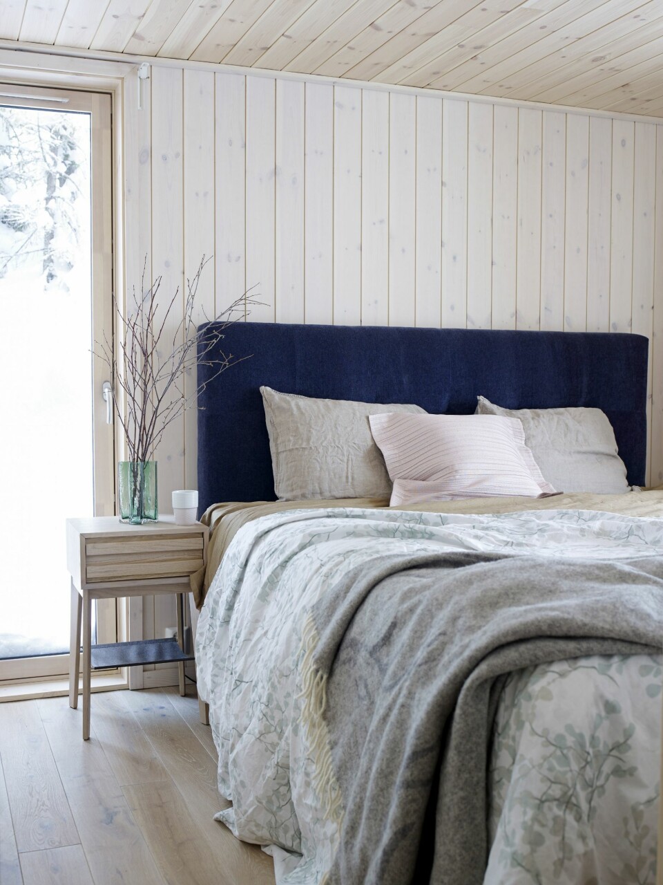 SVALE DRLØMMER: Lyse materialer gjør soverommet lett og luftig.