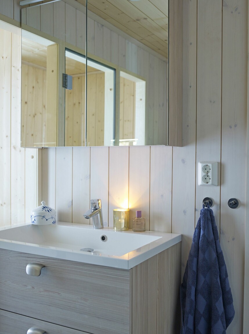 UTNYTTET PLASSEN: Badet er kompakt innredet for at det skal være plass til en liten badstue, noe som er helt nødvendig for Johannes etter mange timer i skisporet. Badstuen ligger til venstre har glassvegg mot badet og uteområdet.