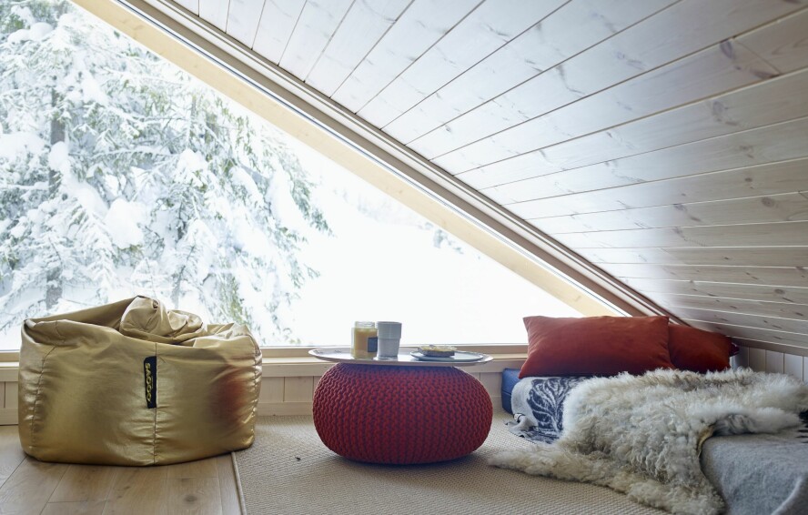 ROM MED UTSIKT: Selv om det er lavt under taket på hemsen, gjør det store vinduet rommet til et godt sted å være. Her er det fint bare å slappe av og nyte synet av de snøtunge trærne utenfor.