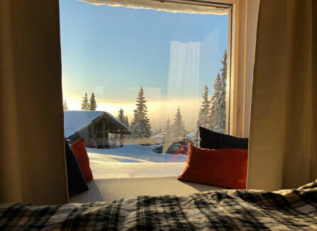 HYTTEKOS: Utsikten på soverommet avbildet av Johannes selv, slik han våknet til den en vintermorgen.