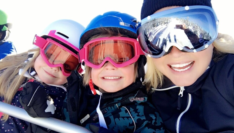 IDYLL: Instagramversjonen av vinterferie med barn stemmer ikke alltid helt overens med virkeligheten. Her er Louise, Albert og Maren i skiheisen.